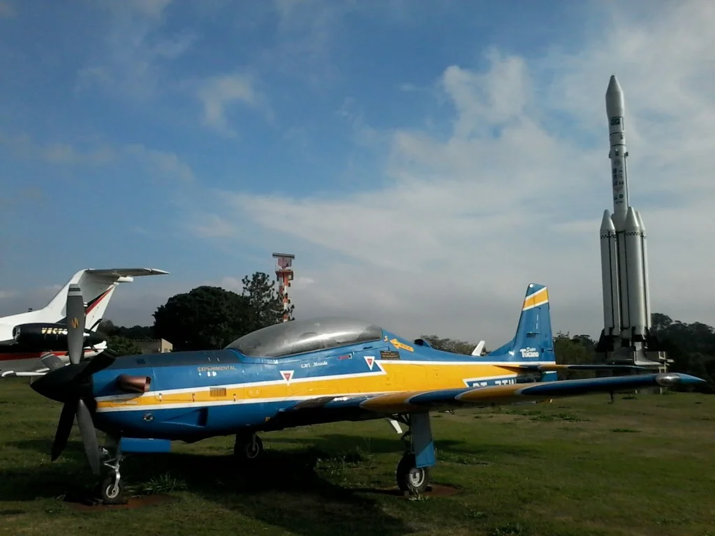Memorial Aeroespacial Brasileiro (MAB): em destaque um avião super tucano e ao fundo uma réplica do Veículo Lançador de Satélites (VLS). Foto: ViniRoger