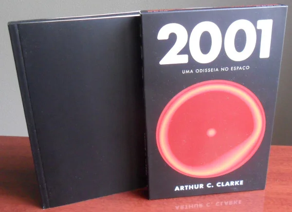 Edição do Milênio do livro "2001: uma odisséia no espaço" com capa e livro todo negro, em forma de monolito.