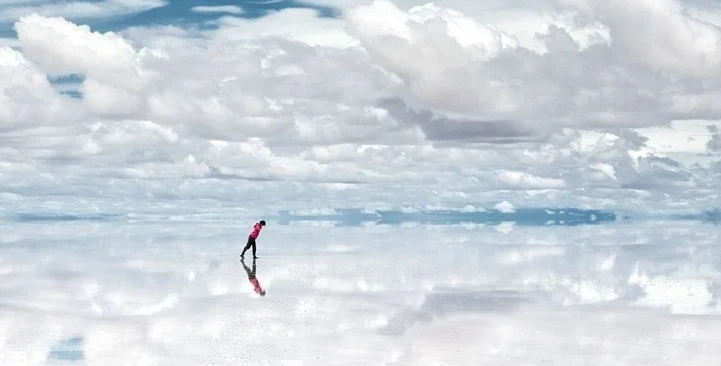Salar de Uyuni, o maior deserto de sal do mundo, na Bolívia, a 3 mil metros de altitude. Quando chove, acumula-se uma camada de água sobre o sal que relfete o céu. Fonte: WDI (curiosidade: tem um hotel todo feito de sal, veja o site)