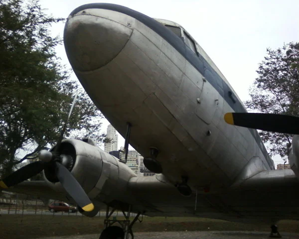 Avião DC-3 da VASP, antes utilizado na 2ª Guerra Mundial e agora em exposição no espaço Catavento (Parque Dom Pedro, centro de São Paulo). Foto: ViniRoger
