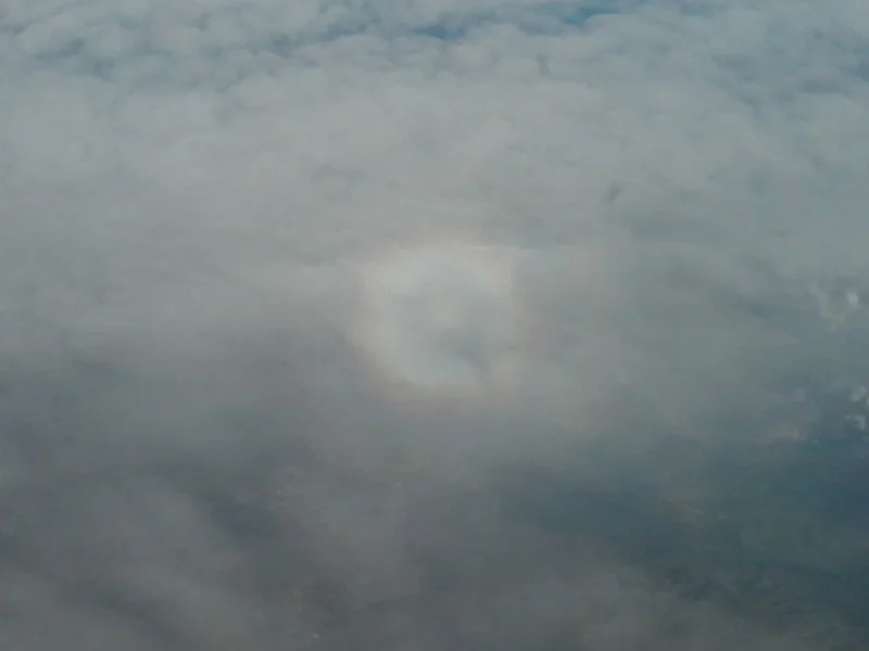 Glória ao redor da sombra de um avião projetada na nuvem (foto: ViniRoger, sobrevoando Brasília).