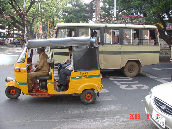 Tuk-tuk por cima do que restou da faixa de pedestre.