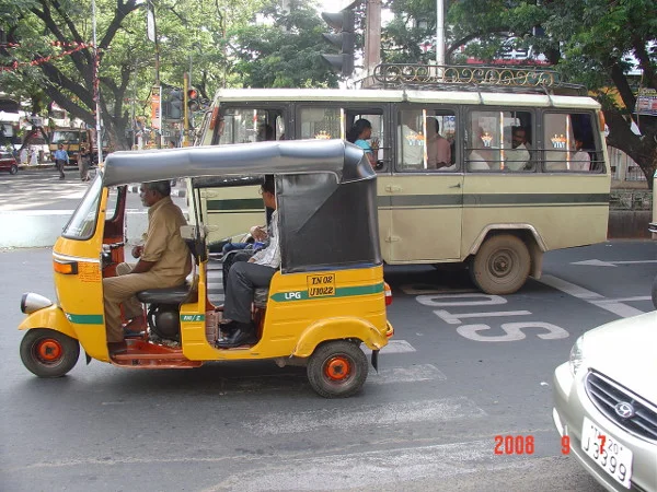 Tuk-tuk por cima do que restou da faixa de pedestre.