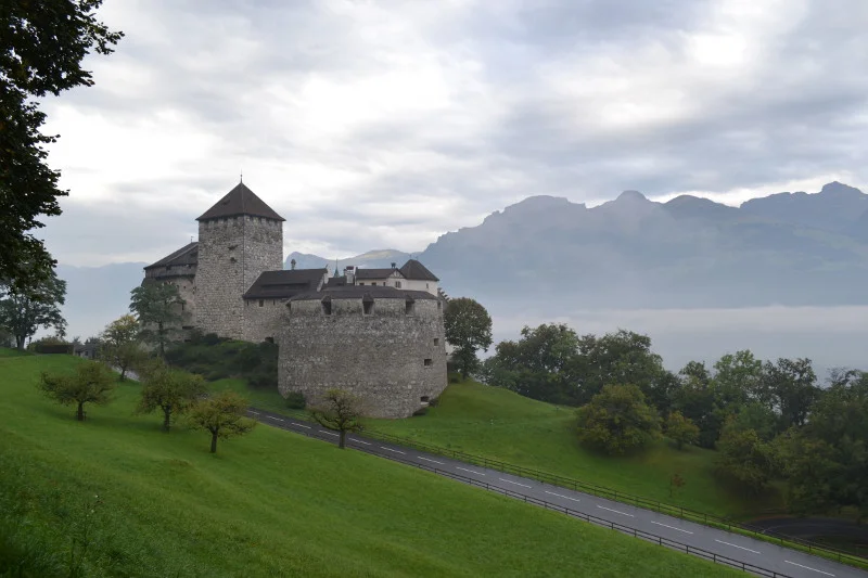 Castelo de Vaduz: originalmente era uma fortaleza medieval, com o passar dos anos foi sofrendo algumas modificaçõese e algumas alas foram adicionadas, mas nunca deixou de ser a residência oficial do Princípe.