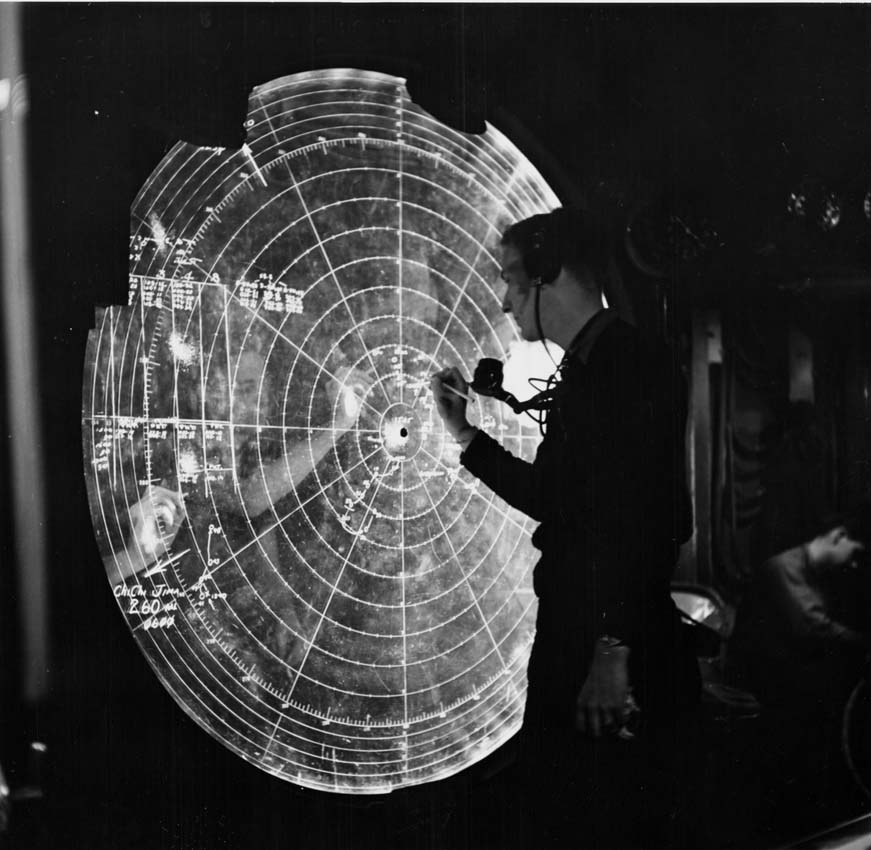 Sala do radar de navio militar americano – 1945(http://en.wikipedia.org/wiki/Radar_in_World_War_II). (Edward Steichen/George Eastman House/Getty Images)