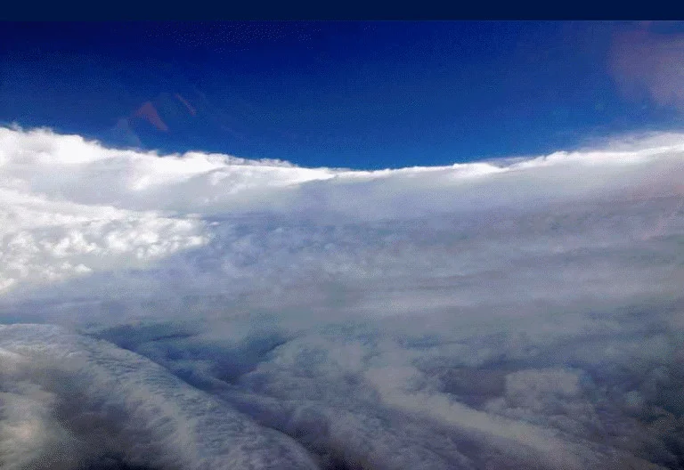 Foto do olho do furacão Katrina (Hurricane Hunters/NOAA).
