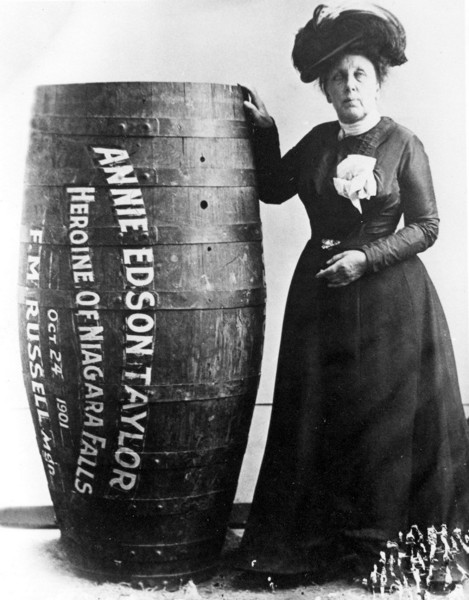 Annie Taylor e seu barril (primeira pessoa a descer as cataratas em um barril).