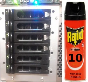 Foto de cinco slots de discos rígidos, em RAID 10 (slots 0+1 e 2+3) com o disco do slot 3 danificado (luz âmbar).