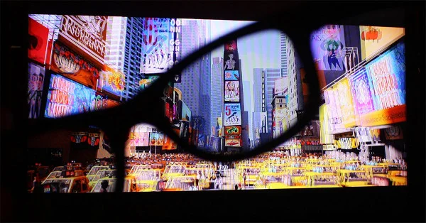 Visão da tela de cinema sem e com o uso dos óculos.