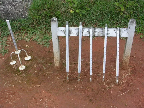 Termômetros de solo da Estação meteorológica do Parque Cientec (USP): medem a temperatura do solo na superfície, a 5, 10, 20, 30 e 40 cm de profundidade (da esquerda pra direita).