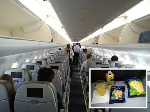 Interior de aeronave Embraer da Azul com snacks e sucos oferecidos no serviço de bordo. Fonte: Melhores destinos.