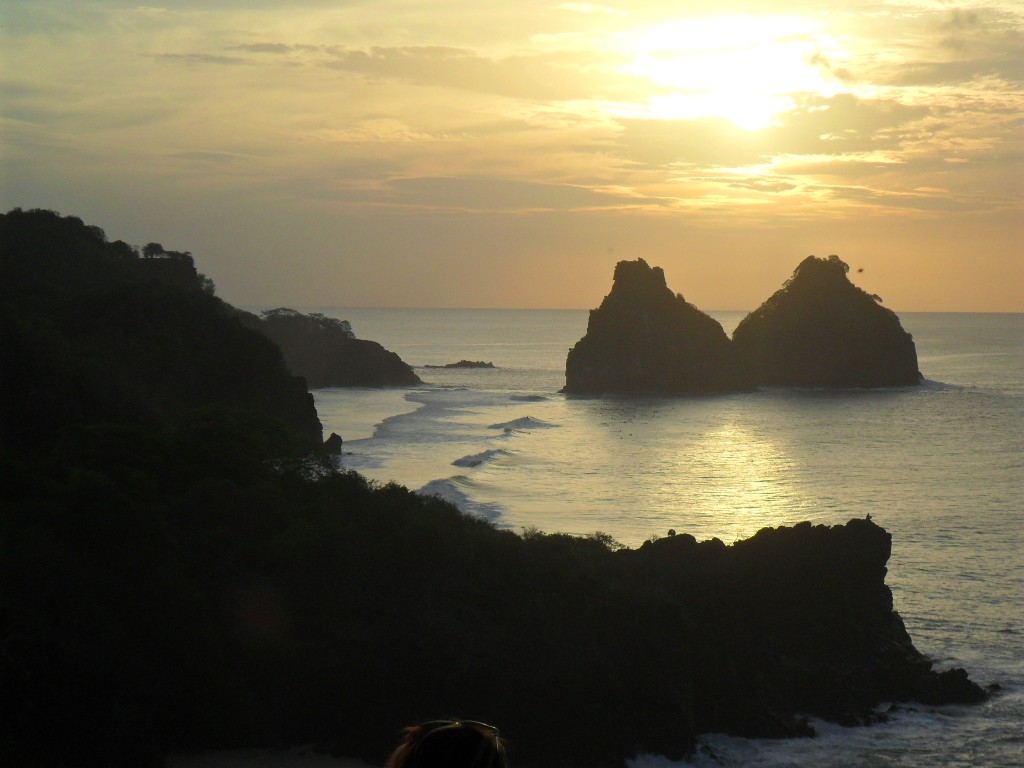 Pôr do sol em Fernando de Noronha: Morro Dois Irmãos visto a partir do Forte São Pedro do Boldró. Foto: ViniRoger.
