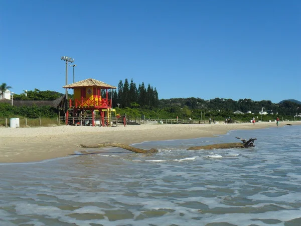 Praia do Jurerê Internacional (durante o inverno, praticamente deserta mesmo no sábado). Foto: ViniRoger.