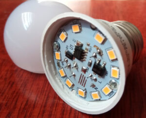 Lâmpada de LEDs aberta com LED4 queimado. Foto: ViniRoger