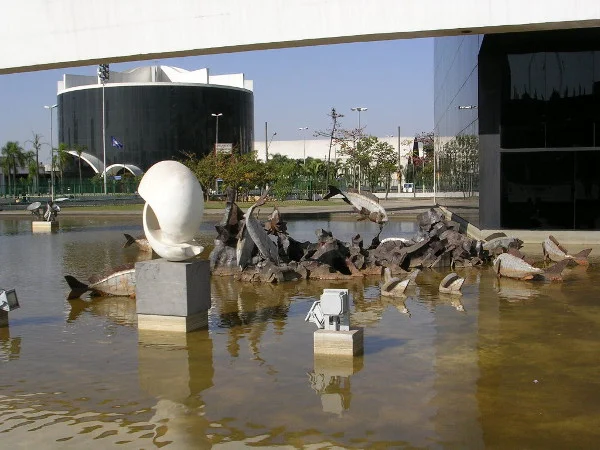 Memorial da América Latina: esculturas e Parlatino (ao fundo). Foto: Viniroger.