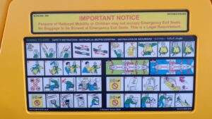 Cartão de segurança colado atrás de assento de Boeing 737-8200.