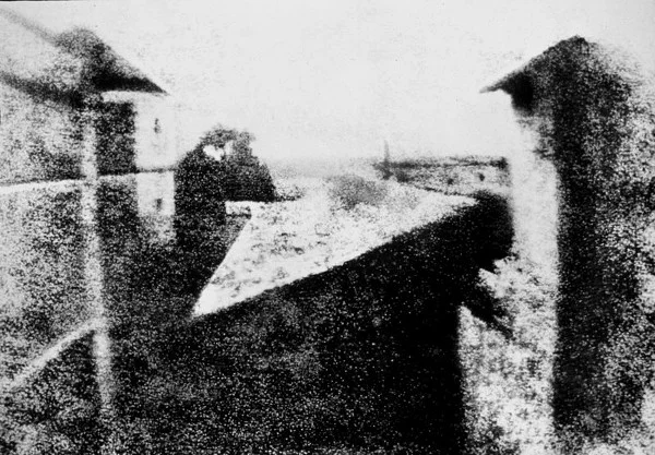 Imagem da primeira fotografia permanente do mundo feita por Nicéphore Niépce, em 1826.