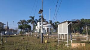 Mirante de Santana: estação meteorológica com prédio funcional ao fundo. Foto: ViniRoger