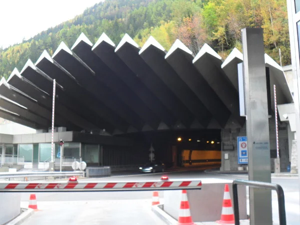 Entrada do túnel sob o Mont Blanc (ainda na França, acesso para Itália). Foto: ViniRoger.
