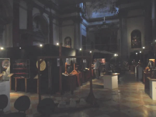Interior da Igreja de San Barnaba e exposição sobre as invenções de Leonardo da Vinci. Foto: ViniRoger.