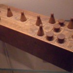 Tabuleiro de Senet com peças e gaveta, originário de Deir el-Medina / Tumba de Kha, Novo Reino, 18ª dinastia, Amenhotep II - Amenhotep III (1428-1351 AC), atualmente no Museo Egizio de Turim, Itália. Foto: ViniRoger