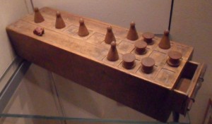 Tabuleiro de Senet com peças e gaveta, originário de Deir el-Medina / Tumba de Kha, Novo Reino, 18ª dinastia, Amenhotep II - Amenhotep III (1428-1351 AC), atualmente no Museo Egizio de Turim, Itália. Foto: ViniRoger