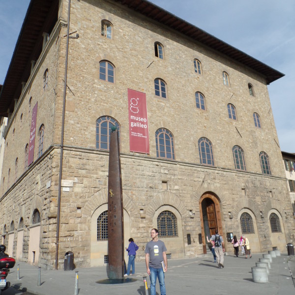 Palazzo Castellani, onde está o Museo Galileo - possui um totem na frente do prédio onde a sombra do meio-dia atinge diferentes figuras desenhadas no chão, representando as estações do ano. Foto: ViniRoger.