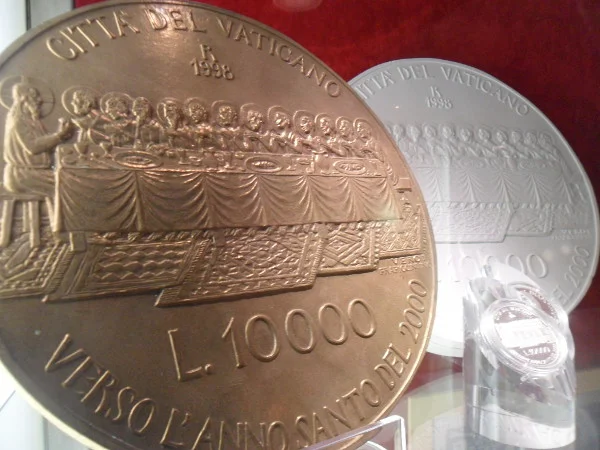 Ensaios para elaboração de moeda de 1000 liras do Vaticano (Museu Filatélico e Numismático). Foto: ViniRoger.