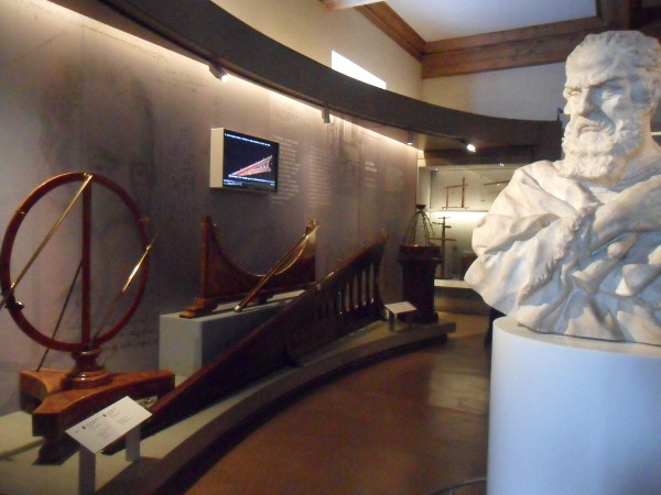 Experimentos de queda em plano inclinado e busto de Galileu. Foto: ViniRoger.