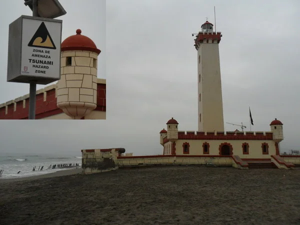 Faro Monumental (La Serena), já sofrendo os efeitos da maré - em frente existe um alerta que soa para ameaça de Tsunami (em destaques). Fotos: ViniRoger.