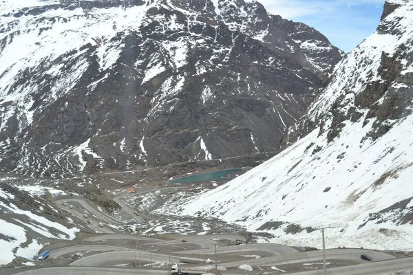 Estrada na Cordilheira dos Andes (de Santiago para Mendoza, Argentina). Foto: Vitor Carvalho Pinto.