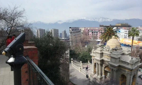 Vista de Santiago a partir do Cerro Santa Lucia, no detalhe (ao fundo, Cordilheira dos Andes). Foto: Vitor Carvalho Pinto.