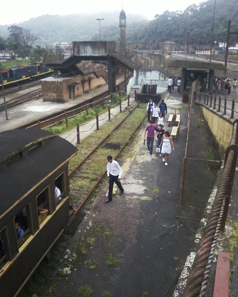 Paranapiacaba e o trem utilizado somente no pátio de manobras. (torre do relógio ao fundo) Foto: ViniRoger.