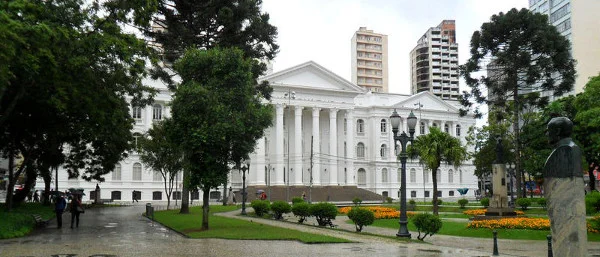 Universidade Federal do Paraná (UFPR) - do outro lado da praça, fica o Teatro Guaíra. Foto: ViniRoger.