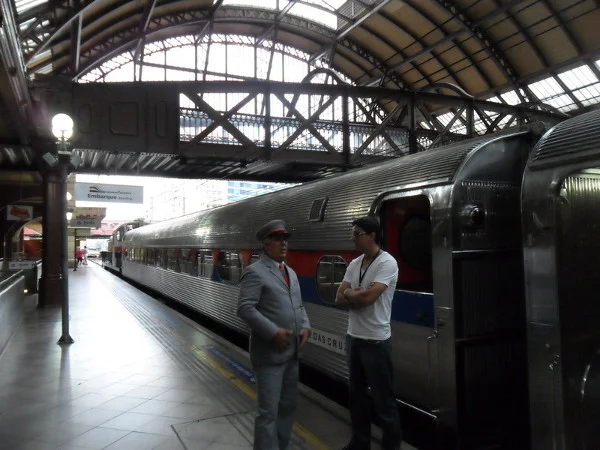 Trem do Expresso Turístico na Estação da Luz - a tripulação vai uniformizada. Foto: ViniRoger.