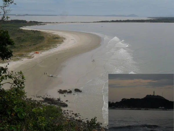 Ilha do Mel vista do Farol das Conchas (abaixo, ao pôr do sol, visto do barco). Fotos: ViniRoger.