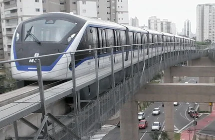 Monotrilho da linha 15 - prata, administrado pelo Metrô de São Paulo, chegando à estação Oratório. Foto: ViniRoger.