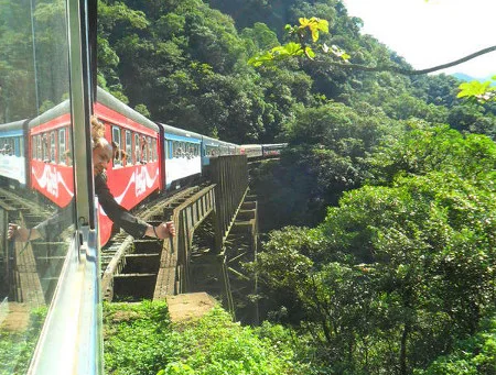 Trem indo de Curitiba a Paranaguá, passando sobre o viaduto São João. Foto: ViniRoger.