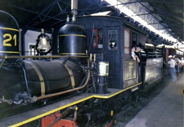 Locomotiva movida a vapor na estação de Tiradentes (julho de 1993). Foto: Maria Roggério.