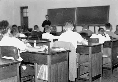 "Estudão": a carteira tinha uma tampa que levantada podia-se guardar todos os pertences muito além dos escolares. Foto: Arquivo do Seminário de Filosofia - Arquidiocese de Campinas.