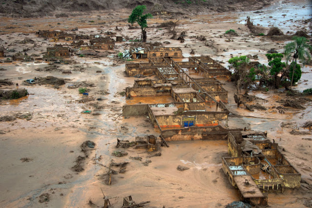 Distrito de Bento Rodrigues, Mariana (MG) após ser coberta por lama vinda do rompimento de duas barragens. Fonte: AFP.