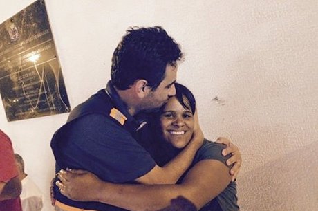 Prefeito de Mariana publicou uma foto com Paula agradecendo à moradora pela coragem durante o rompimento das barragens. Fonte: Facebook/Reprodução