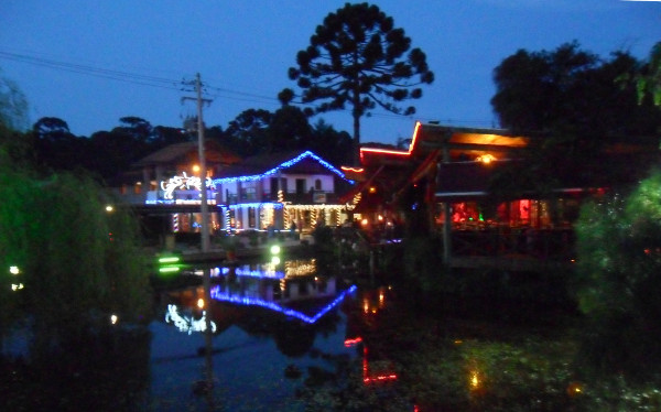 Lago com sapos na Avenida Monte Verde decorada para o natal. Foto: ViniRoger.