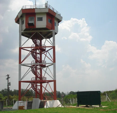 Torre de Observação de Fenômenos Atmosféricos, localizada no IAE (Instituto de Aeronáutica e Espaço), antiga torre de controle do aeródromo de São José dos Campos e atualmente dedicada à pesquisa de descargas elétricas atmosféricas. Fonte: IAE.