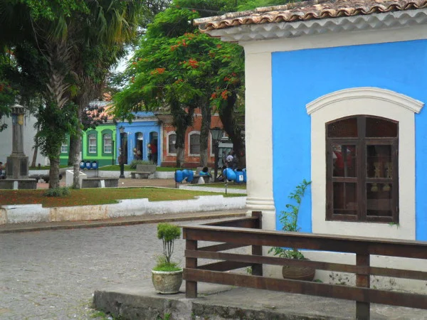 Centro histórico de Cananéia, com igreja e marco comemorativo. Foto: ViniRoger.