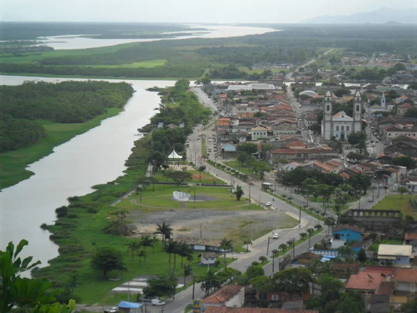 Vista do centro histórico de Iguape (destaque para a Igreja Matriz, com fachada de ladrilhos) a partir do morro do Cristo. Foto: ViniRoger.