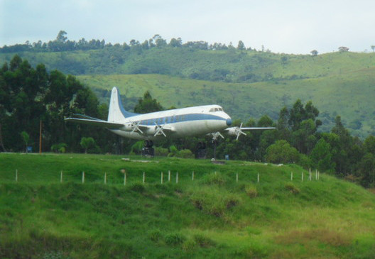 Antigo avião Viscount da VASP no alto de morro em Araçariguama-SP. Foto: ViniRoger