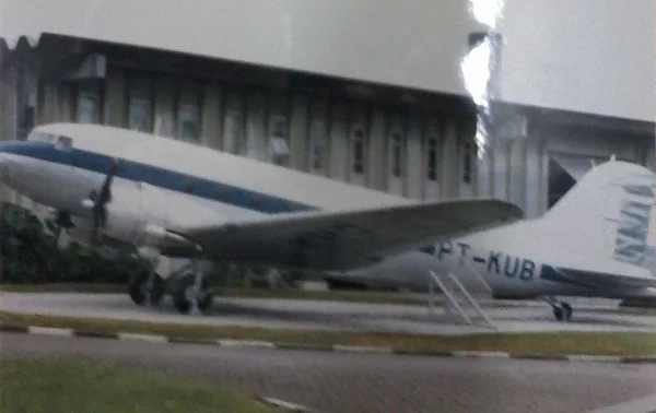 DC-3 em frente ao Edifício Pioneiro, parte do Museu de Tecnologia - note a escada, que dava acesso ao seu interior. Foto: Fundação Museu de Tecnologia