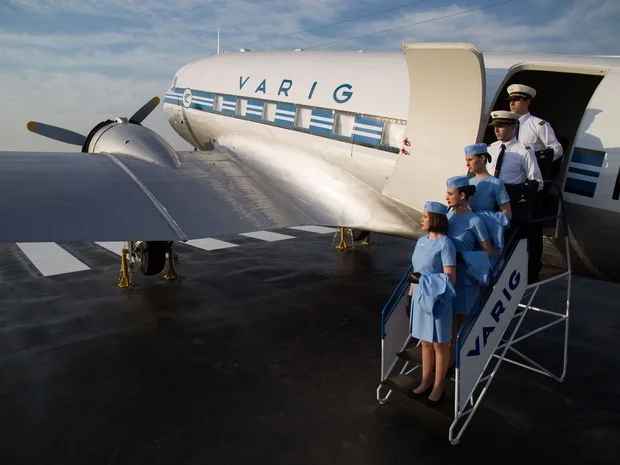 Varig Experience no PP-ANU: visitantes são recebidos por tripulação vestida com uniformes como os da época em que ele voava (Foto: Roberto Furtado/Divulgação)