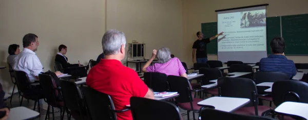 Palestra "A Meteorologia nos acidentes aéreos" na sala 13 do IAG-USP. Foto: Rafael Reis Pereira.